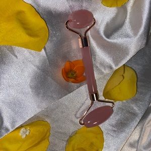 ONLY ONE rose quarts face roller 💞